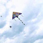 Disney人氣卡通 微風易飛型風箏 ★特有的微風易飛設計，無需助跑，有風就能飛！ ★精選高彈力、高强度玻璃鋼杆，令風箏更牢固&更輕盈！